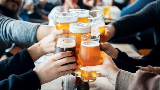 group-people-clinking-glasses-with-beer_600x337_534x300